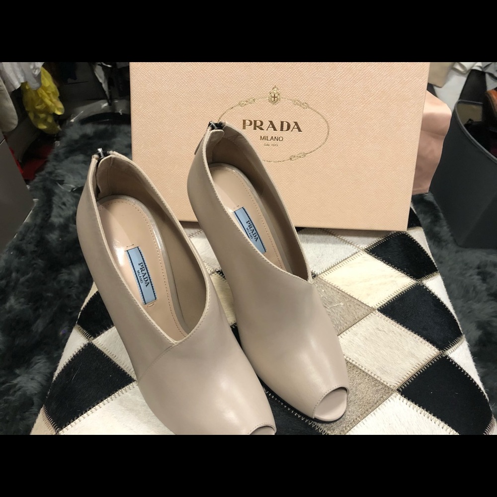 brand new PRADA pumps. Never worn. comes with box